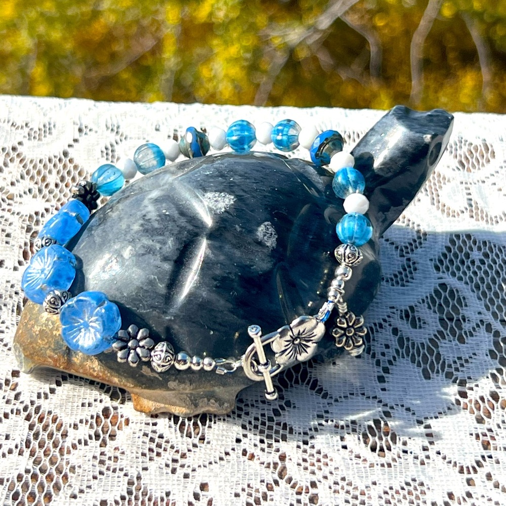 HM062 Czech glass bracelet,lt blue pressed flowers 8”